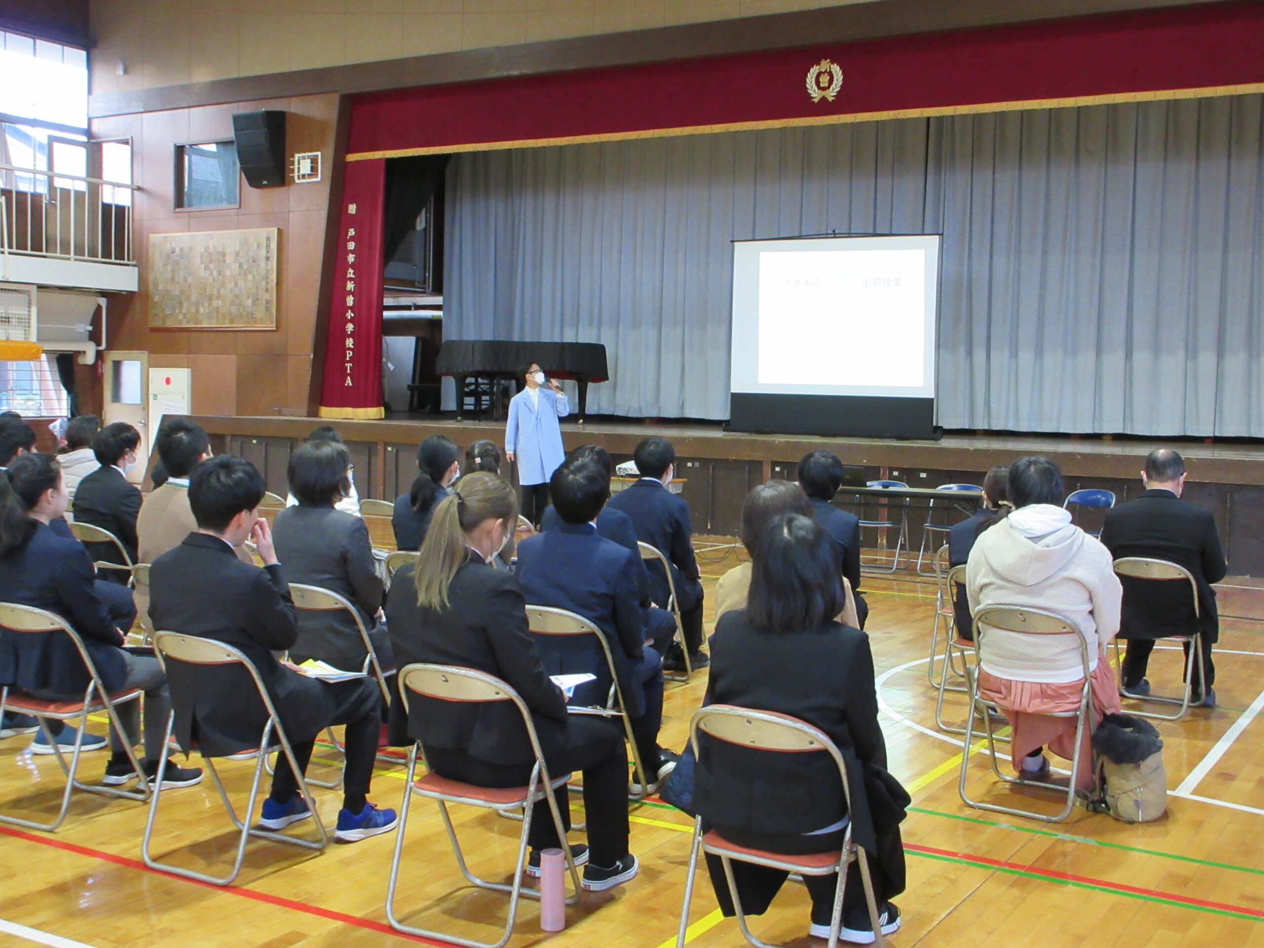 メガネの”Zoff”出張授業　～埼玉県戸田市立新曽小学校で保護者と教員を対象に「目の健康」に関する授業を実施～