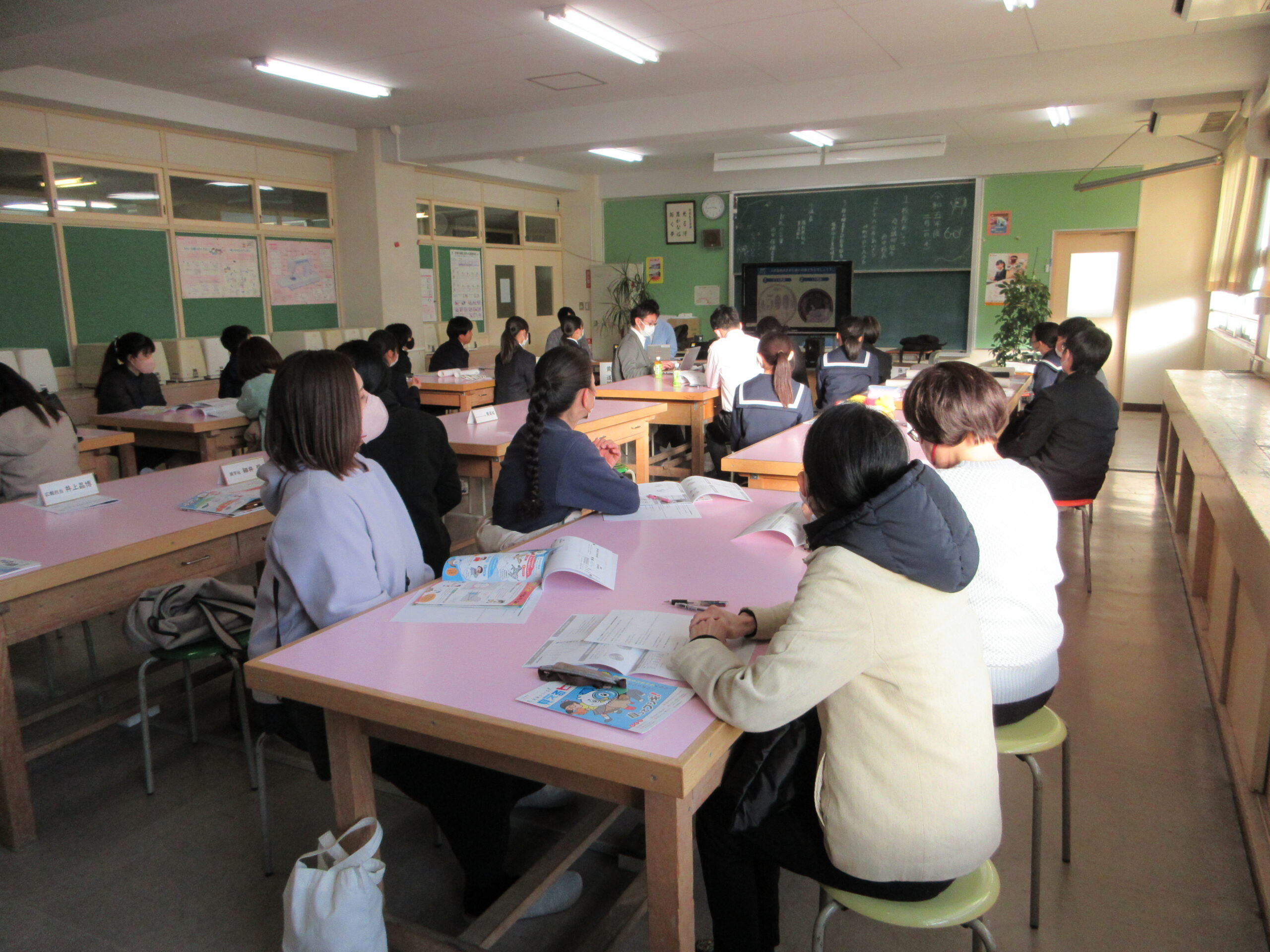 メガネの”Zoff”出張授業　～埼玉県川口市横曽根地区地域学校保健委員会の小中学生と保護者、教員を対象に「目の健康」に関する授業を実施～