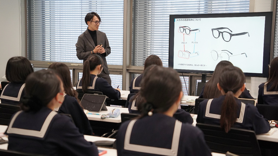女子聖学院中学校高等学校の生徒へ向けた、紫外線から目を守るサングラス啓発のための企業訪問受け入れを実施